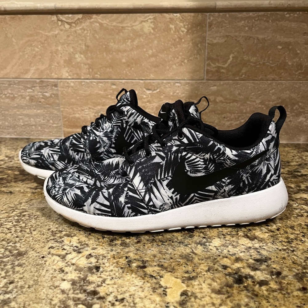 Nike Roshe Run
Palm Trees Black White (W) Size 9